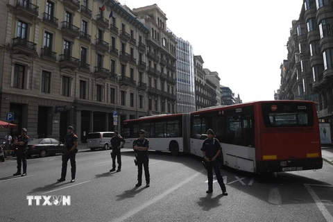 Cảnh sát Tây Ban Nha tăng cường an ninh tại Barcelona ngày 26/8. (Nguồn: AFP/TTXVN)