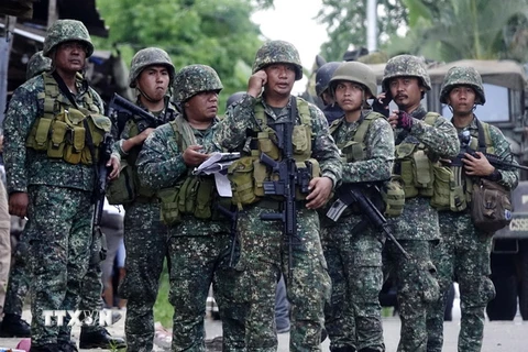  Binh sĩ Philippines trong chiến dịch truy quét phiến quân ở Marawi ngày 28/5. (Nguồn: EPA/TTXVN)