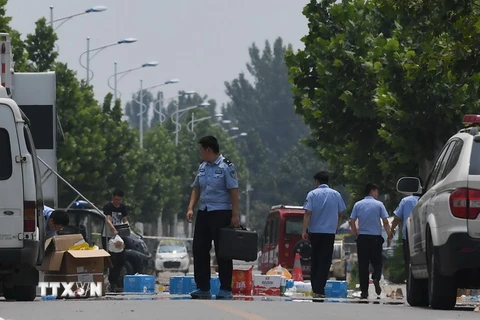 Cảnh sát Trung Quốc điều tra tại hiện trường một đánh bom tại trường mầm non ở tỉnh Giang Tô. (Nguồn: AFP/TTXVN)