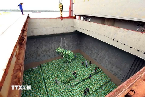 Bốc xếp gạo xuất khẩu của Tổng công ty Lương thực miền Nam tại cảng Sài Gòn. (Ảnh: Vũ Sinh/TTXVN)