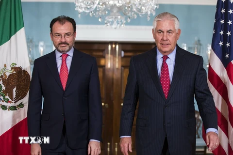 Ngoại trưởng Mỹ Rex Tillerson (phải) và Ngoại trưởng Mexico Luis Videgaray (trái) trong cuộc gặp ở Washington, DC ngày 30/8. (Nguồn: EPA/TTXVN)