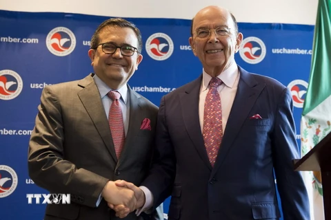 Bộ trưởng Thương mại Mỹ Wilbur Ross (phải) và Bộ trưởng Kinh tế Mexico Ildefonso Guajardo Villarreal . (Nguồn: AFP/TTXVN)