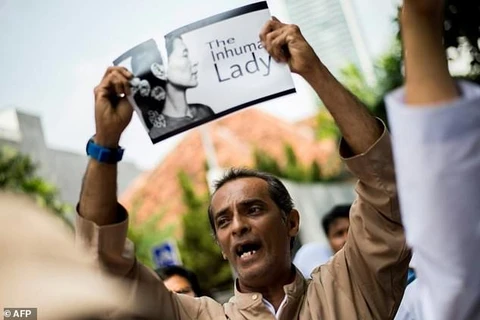 Một người biểu tình người Indonesia giơ cao bức ảnh của Cố vấn nhà nước Myanmar, bà Aung San Suu Kyi, trong một cuộc míttinh trước ĐSQ Myanmar ngày 2/9. (Nguồn: AFP)