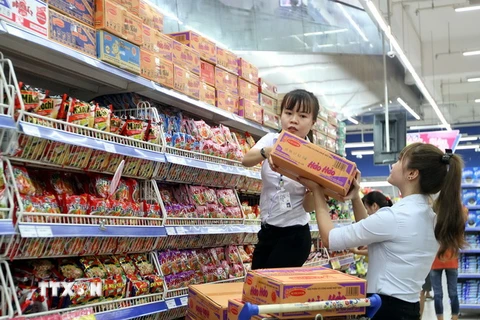 Người dân mua sắm tại siêu thị Saigon Co.op. (Ảnh: Thanh Vũ/TTXVN)