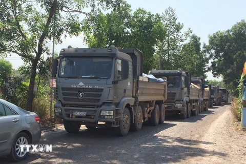 Từng đoàn xe tải ben chở đá phá nát đường dân sinh. (Ảnh: Sỹ Tuyên/TTXVN)