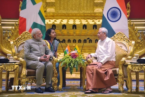 Tổng thống Myanmar Htin Kyaw (phải) và Thủ tướng Ấn Độ Narendra Modi (trái) tại cuộc gặp ở Naypyidaw ngày 5/9. (Nguồn: AFP/TTXVN)