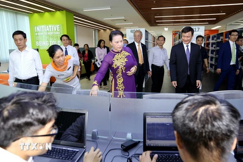 Chủ tịch Quốc hội Nguyễn Thị Kim Ngân tham quan hệ thống thư viện trường đại học Tôn Đức Thắng. (Ảnh: Thanh Vũ/TTXVN)