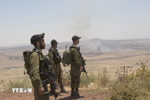  Binh sĩ Israel theo dõi các động thái sau giao tranh từ khu vực Quneitra trên cao nguyên Golan ngày 26/6. (Nguồn: EPA/TTXVN)