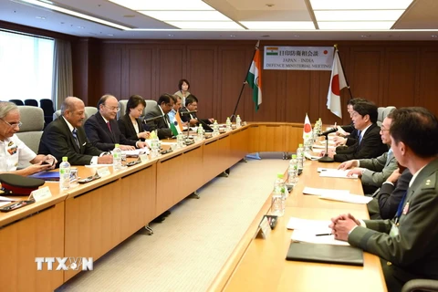 Bộ trưởng Quốc phòng Nhật Bản Itsunori Onodera (thứ 3 phải) và người đồng cấp Ấn Độ Arun Jaitley (thứ 3 trái) tại cuộc gặp ở Tokyo. (Nguồn: AFP/TTXVN)
