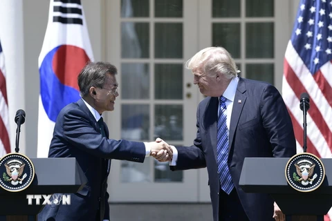Tổng thống Mỹ Donald Trump (phải) và Tổng thống Hàn Quốc Moon Jae-in trong cuộc họp báo chung tại Washington, Mỹ ngày 30/6. (Nguồn: AFP/TTXVN)