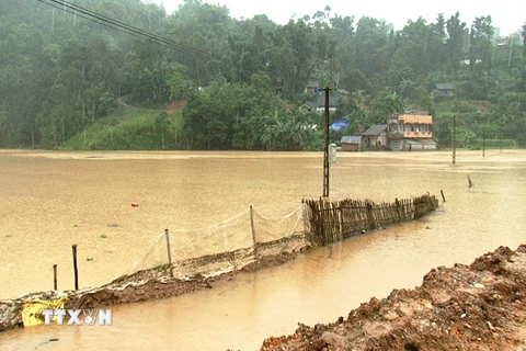 Con đường bộ duy nhất từ thị trấn Mường Khương vào thôn chìm sâu trong biển nước ngày 17/8. (Ảnh: Hương Thu/TTXVN)