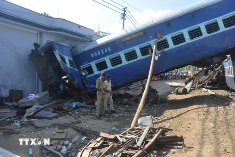  Hiện trường vụ tai nạn tàu hỏa tại quận Auraiya, bang Uttar Pradesh ngày 23/8. (Nguồn: AFP/TTXVN)