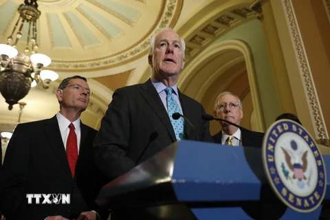 Lãnh đạo đa số Thượng viện Mỹ Mitch McConnell (phải) cùng các Thượng nghị sỹ John Cornyn (giữa) và John Barrasso trong cuộc họp báo tại thủ đô Washington ngày 6/9. (Nguồn: AFP/TTXVN)