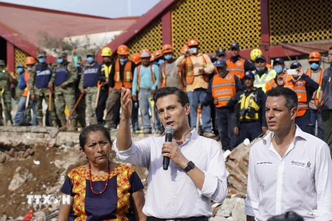 Tổng thống Mexico Enrique Pena Nieto (giữa, phía trước) tới thăm thành phố Juchitan de Zaragoza, bang Oaxaca sau động đất ngày 8/9. (Nguồn: THX/TTXVN)