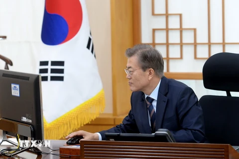 Tổng thống Hàn Quốc Moon Jae-in ngày 12/5 đã ra lệnh loại bỏ sách giáo khoa lịch sử gây tranh cãi do một Ủy ban Chính phủ được thành lập dưới thời Chính quyền bảo thủ trước đây biên soạn. (Nguồn: AFP/TTXVN)