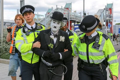 Một người biểu tình bị các sỹ quan cảnh sát áp giải tại trung tâm ExCel ở Docklands. (Nguồn: theguardian.com)