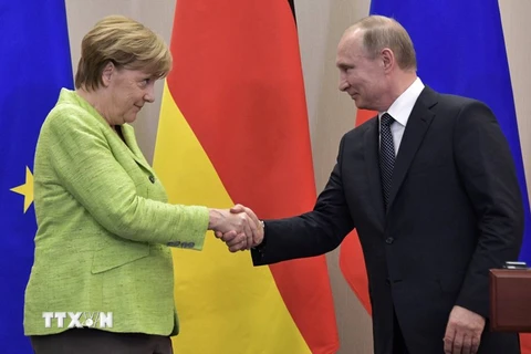 Tổng thống Vladimir Putin và Thủ tướng Đức Angela Merkel. (Nguồn: EPA/TTXVN)