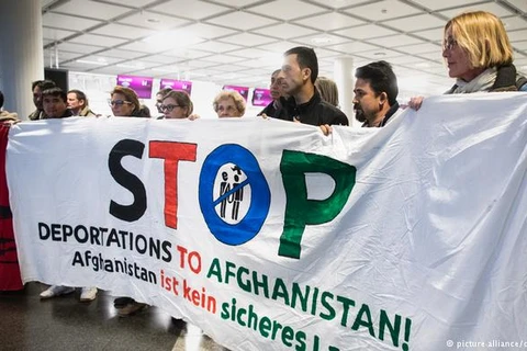 Các nhà hoạt động xã hội biểu tình phản đối việc trục xuất người tị nạn Afghanistan. (Nguồn: dw.com)