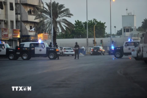 Cảnh sát Saudi Arabia gác tại hiện trường vụ đánh bom gần lãnh sự quán Mỹ ở Jeddah ngày 4/7. (Nguồn: AFP/TTXVN)
