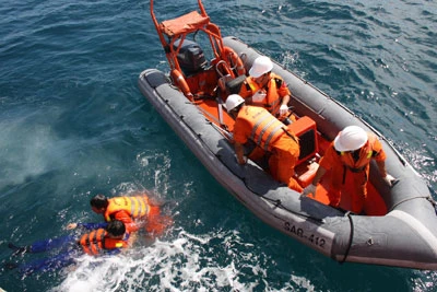 Cứu sống 3 thuyền viên bị rơi khỏi tàu đang trôi dạt trên biển 