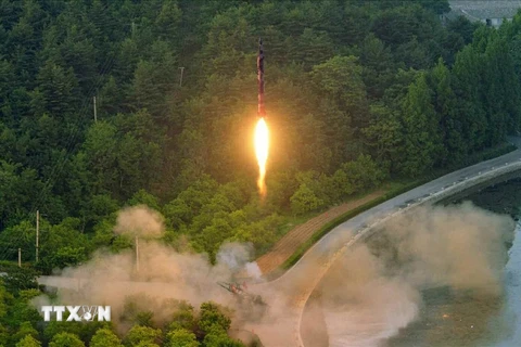 Một vụ phóng tên lửa đạn đạo được điều khiển bằng hệ thống dẫn đường chính xác của Triều Tiên ngày 29/5. (Nguồn: YONHAP/TTXVN)
