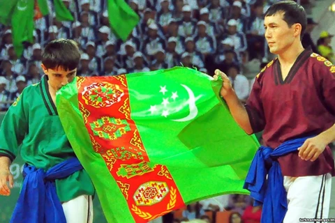 Các đô vật Turkmen mang cờ quốc gia tại lễ khai mạc AIMAG 2017 ở Ashgabat ngày 17/9. (Nguồn: rferl.org)