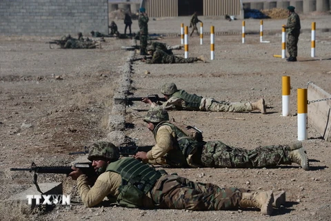  Binh sỹ Italy thuộc Lực lượng hỗ trợ NATO hướng dẫn binh sỹ Afghanistan luyện tập tại Herat ngày 9/2. (Nguồn: AFP/TTXVN)