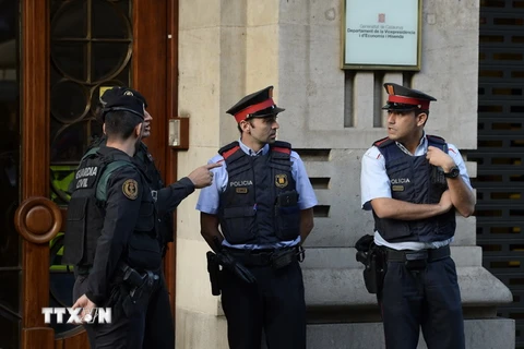 Cảnh sát gác bên ngoài trụ sở kinh tế của chính quyền vùng Catalonia ở Barcelonia ngày 20/9. (Nguồn: AFP/TTXVN)