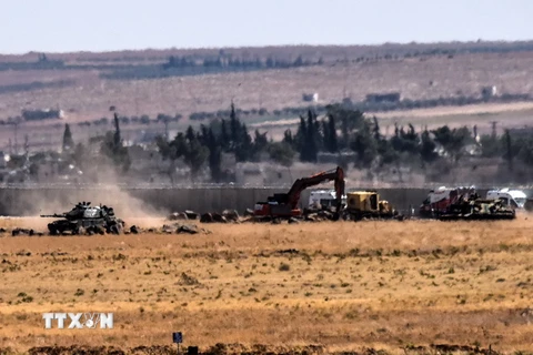Xe tăng quân đội Thổ Nhĩ Kỳ làm nhiệm vụ trong cuộc chiến chống IS tại khu vực Elbeyli, vùng miền nam Kilis trên biên giới Thổ Nhĩ Kỳ - Syria ngày 4/9/2016. (Nguồn: AFP/TTXVN)