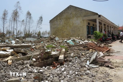Một dãy phòng học của Trường Tiểu học số 2 Quảng Phú, huyện Quảng Trạch bị sập đổ hoàn toàn sau siêu bão số 10. (Ảnh: Võ Dung/TTXVN)