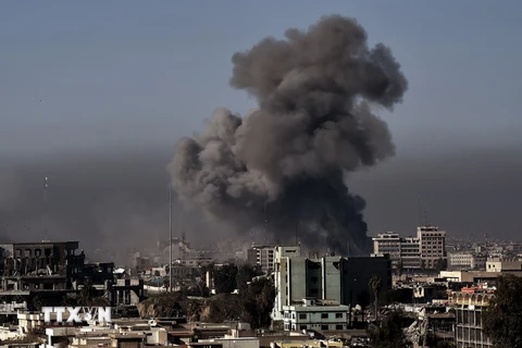 Khói bốc lên sau một cuộc không kích trong chiến dịch truy quét phiến quân IS của các lực lượng Chính phủ Iraq tại Mosul ngày 6/3. Ảnh minh họa. (Nguồn: AFP/TTXVN)