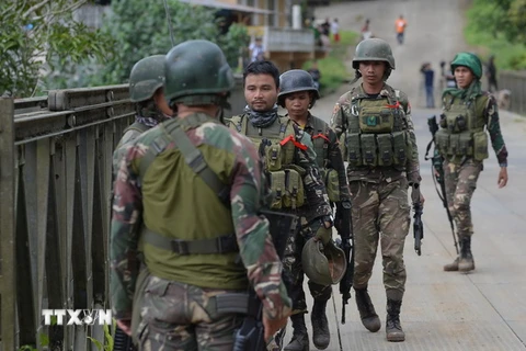 Các binh sỹ Philippines tuần tra ở ngoại ô Marawi, đảo Mindanao ngày 28/6. (Nguồn: AFP/TTXVN)