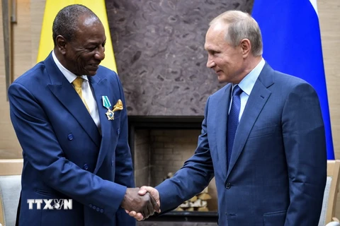 Tổng thống Nga Vladimir Putin và người đồng cấp Guines Alpha Conde. (Nguồn: AFP/TTXVN)