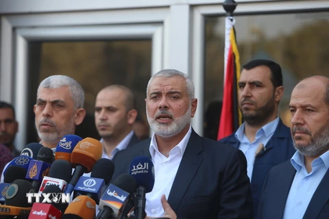  Lãnh đạo phong trào Hamas Ismail Haniyeh (giữa) phát biểu trong cuộc họp báo tại Gaza ngày 19/9. (Nguồn: THX/TTXVN)