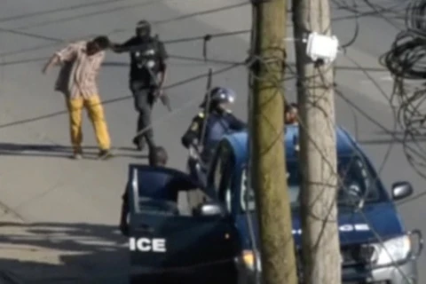 Một bức ảnh chụp từ video cho thấy cảnh sát bắt giữ một người đàn ông ở thành phố nói tiếng Anh Buea, Cameroon vào ngày 1/10. (Nguồn: Reuters) 