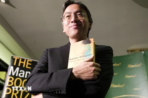 Tiểu thuyết gia Kazuo Ishiguro. (Nguồn: AFP/TTXVN)
