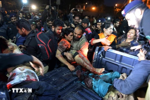 Nạn nhân bị thương trong một vụ đánh bom liều chết ở Pakistan. (Nguồn: AFP/TTXVN)