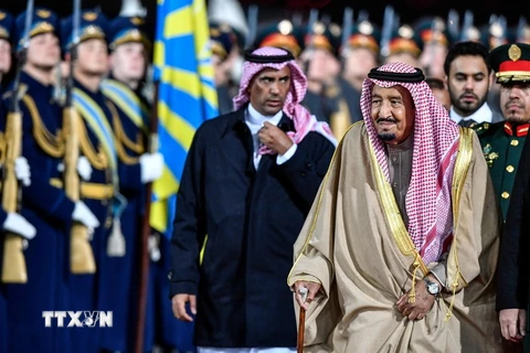 Quốc vương Saudi Arabia Salman bin Abdulaziz Al Saud (thứ 3 phải) tới sân bay Vnukovo ở thủ đô Moskva, Nga ngày 4/10. (Nguồn: AFP/TTXVN)