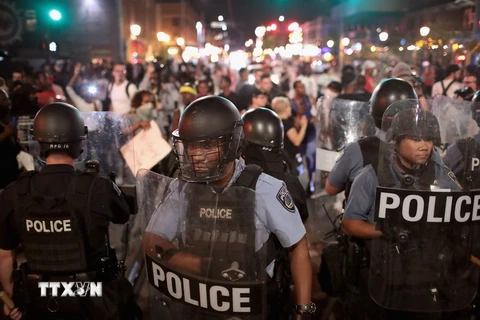 Cảnh sát Mỹ tại St Louis ngày 16/8. (Nguồn: AFP/TTXVN)