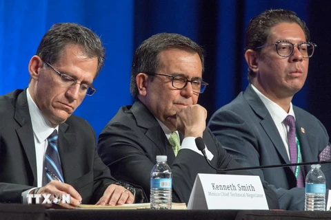 Bộ trưởng Kinh tế Ildefonso Guajardo Villarreal (giữa) tại vòng tái đàm phán thứ nhất Hiệp định NAFTA ở Washington, DC ngày 16/8. (Nguồn: AFP/TTXVN)