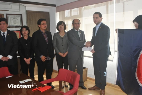 Đại sứ Malasia trao tấm séc ủng hộ nạn nhân động đất cho Tổng thư ký Hội chữ thập đỏ Mexico. (Ảnh: Việt Hùng/Vietnam+) 