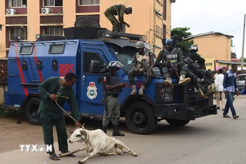 Cảnh sát Nigeria gác bên ngoài Tòa án tối cao ở thủ đô Lagos. (Nguồn: AFP/TTXVN)