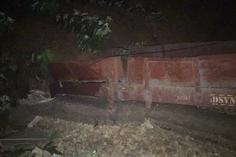 Yên Bái: Một đoàn tàu tại ga Lâm Giang bất ngờ bị đất đá vùi lấp