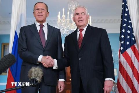 Ngoại trưởng Nga Sergei Lavrov và người đồng cấp Mỹ Rex Tillerson. (Nguồn: AFP/TTXVN) 