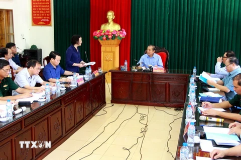 Lãnh đạo tỉnh Yên Bái báo cáo với Phó Thủ tướng Trương Hòa Bình về thiệt hại do mưa lũ và công tác cứu hộ cứu nạn. (Ảnh: Trung Kiên/TTXVN)