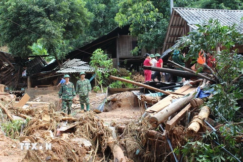 Lực lượng cứu hộ tập trung khắc phục hậu quả lũ lụt giúp người dân ổn định cuộc sống. (Ảnh: Nhan Sinh/TTXVN)