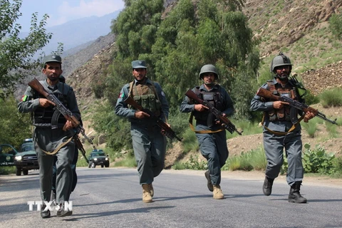 Lực lượng an ninh Afghanistan trong chiến dịch chống IS tại khu vực Wata Pur, tỉnh Kunar ngày 25/9. (Nguồn: THX/TTXVN)