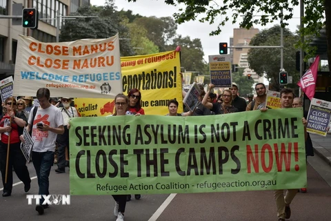 Người dân tham gia tuần hành kêu gọi tái định cư cho người xin tị nạn tại Sydney, Australia ngày 15/10. (Nguồn: AFP/TTXVN)