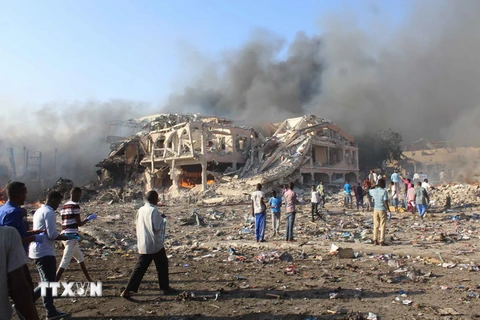 Hiện trường vụ đánh bom gần khách sạn Safari ở Mogadishu, Somalia ngày 14/10. (Nguồn: THX/TTXVN)