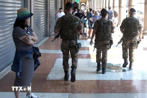 Lực lượng an ninh Italy tuần tra tại Milan. (Nguồn: EPA/TTXVN)
